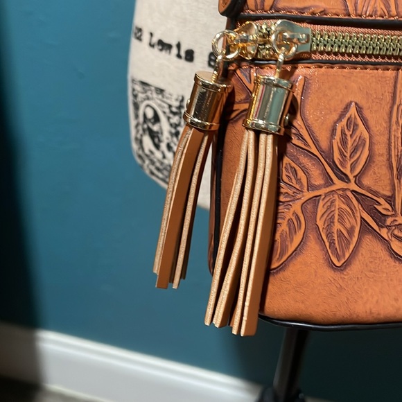 NWOT Small crossbody embossed leaf pattern, front zippered pocket, fringe pulls - Picture 3 of 10